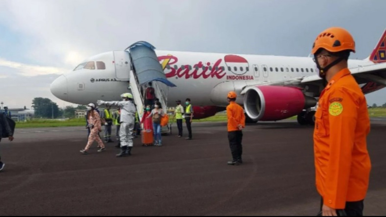 Landasan Ujung Runway Bandara Juanda Rusak, Batik Air Gagal Terbang
            - galeri foto