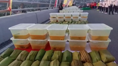Wow! Pecahkan Rekor MURI, 25 Ribu Warga Makan Papeda di Atas Jembatan Merah Putih Ambon
