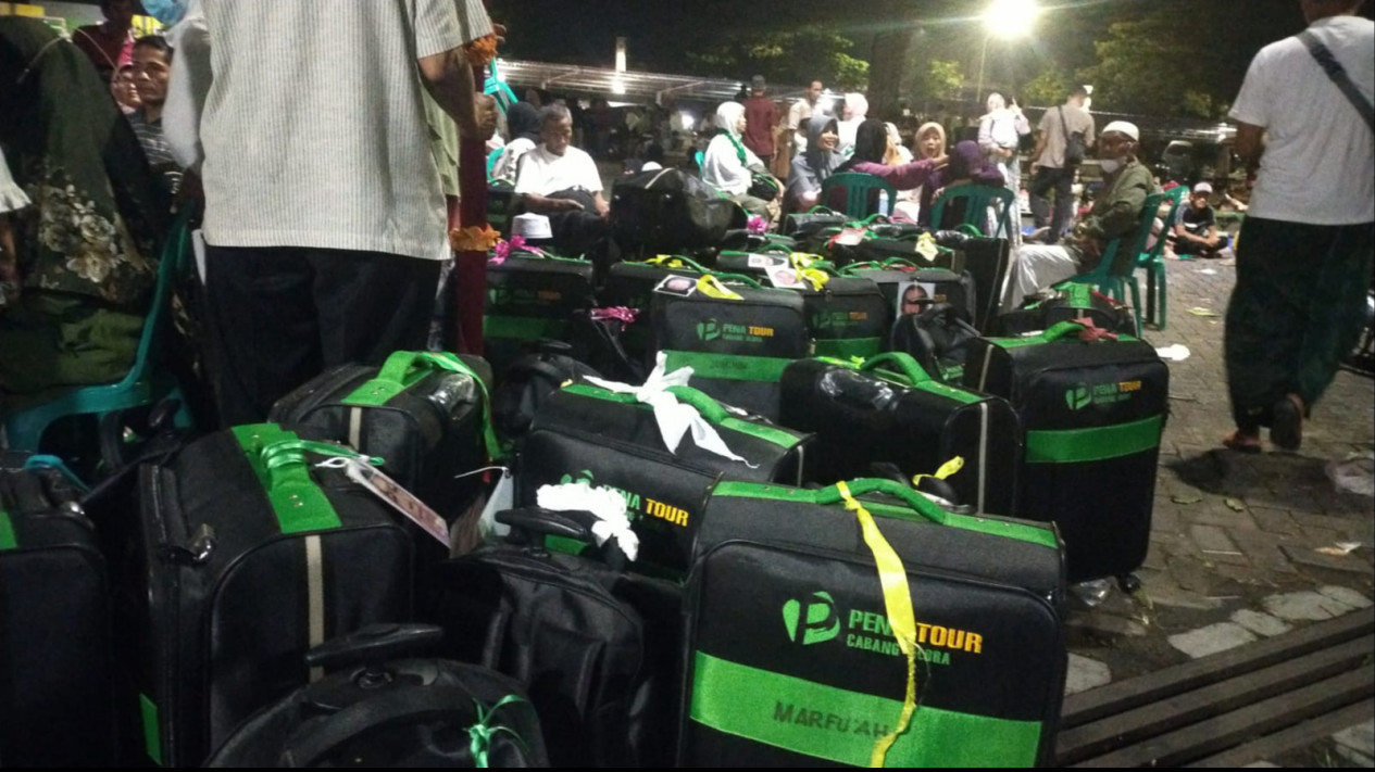 Bus Tak Kunjung Datang, Ratusan Calon Jemaah Umroh Terlantar di Blok T Blora
            - galeri foto