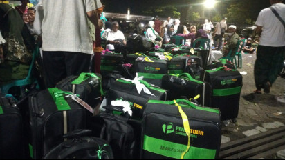 Bus Tak Kunjung Datang, Ratusan Calon Jemaah Umroh Terlantar di Blok T Blora