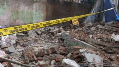 Lansia dan Balita Tertimpa Tembok Roboh Setinggi 12 Meter di Cengkareng