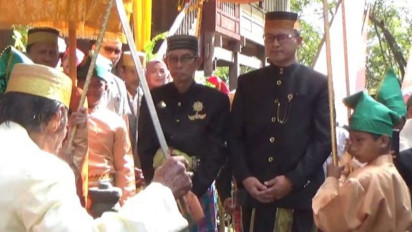 Rektor UKM Malaysia Terima Gelar Kebangsawanan Dari Kerajaan Sanrobone di Takalar