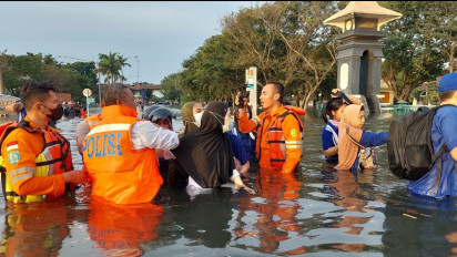 Tanggul Jebol, Banjir Terjang Kawasan Industri Pelabuhan Tanjung Mas Semarang