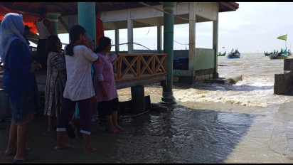 Ombak Besar Terjang Pesisir Pantura Rembang, Genangi Pemukiman Warga