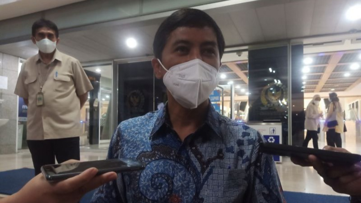 Endemi Covid-19, Wamenkes: Butuh Enam Bulan Lebih Keluar dari Pandemi
            - galeri foto