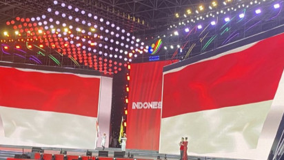 Bendera Merah-Putih Raksasa Hiasi Acara Penutupan SEA Games 2021