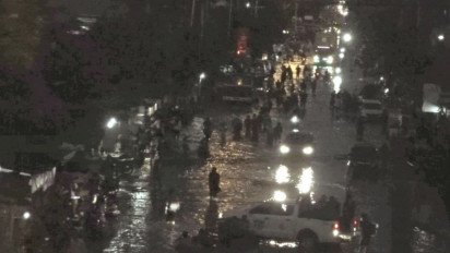 Hingga Malam Rob Masih Menggenang, Pantura Semarang Macet Panjang