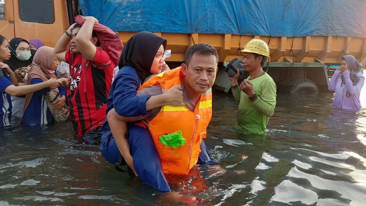 Petugas Gabungan Evakuasi Karyawan PT Lamicitra Terdampak Banjir Rob
            - galeri foto