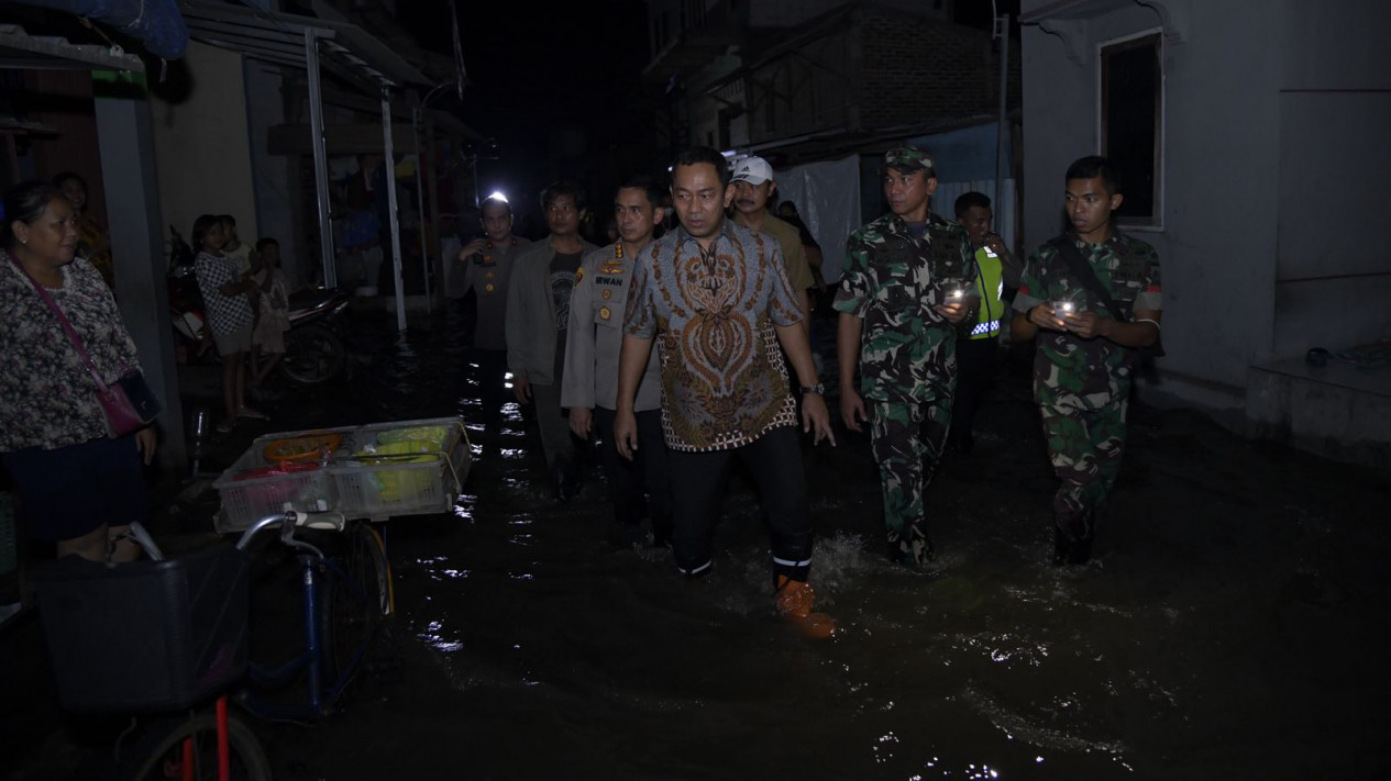 Cek Banjir Rob, Walikota Semarang Perintahkan Dibuat Tanggul Darurat
            - galeri foto