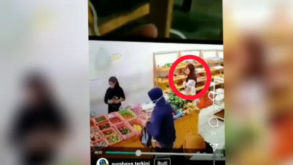 Aksi Emak-emak Curi Handphone Saat Belanja Sayur di Malang Terekam CCTV