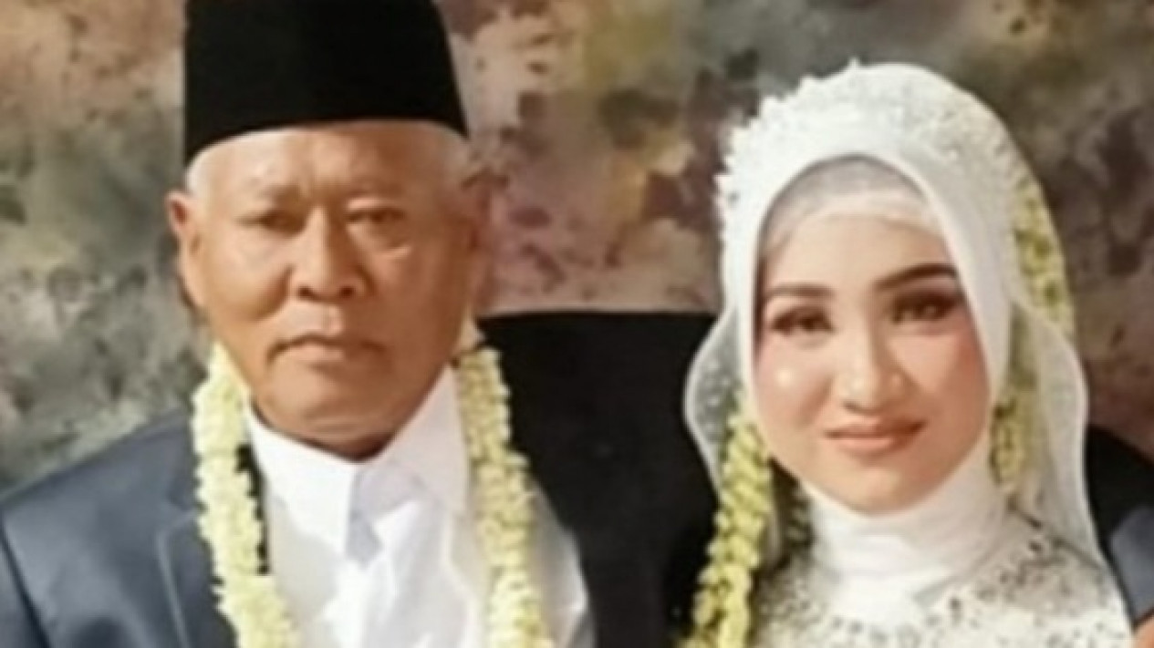 Bikin Iri, Beredar Foto-Foto Mesra Haji Sondani dan Fia Barlanti Lagi Honeymoon. Lihat di Sini Fotonya
            - galeri foto