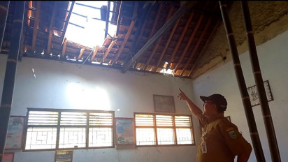 Atap Ruang Sekolah Ambrol, Siswa di Kebumen Belajar di Mushola