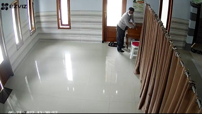 Pura-pura Salat, Pria di Madiun Terekam CCTV Curi Kotak Amal Musala