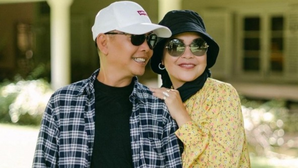 Komentar Brutal Haters Ayu Ting Ting di IG, Doakan Ayah Rozak dan Umi Kalsum Kecelakaan Pesawat
            - galeri foto