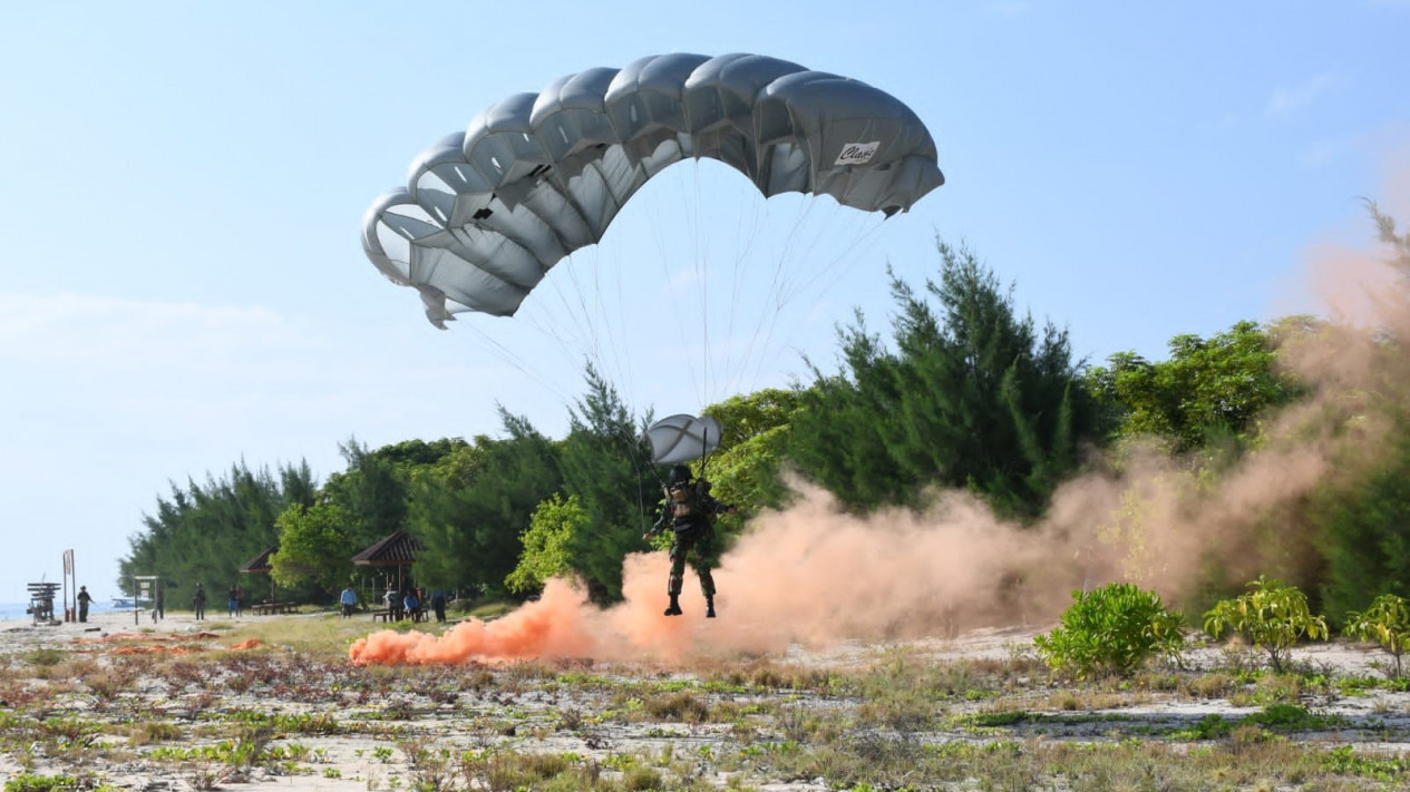 Diwarnai Aksi Penerjunan, Prajurit Kopaska Gelar Latihan Bebaskan Pulau Tabuhan dari Kelompok Pengacau
            - galeri foto