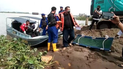Sat Polairut Polrestabes Palembang Evakuasi Korban Tenggelam di Sungai Musi