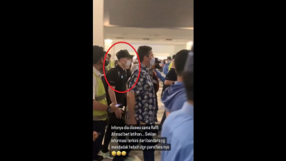 Netizen Ini Tak Sadar Satu Pesawat dengan Mesut Ozil, Ketika Ngeh Langsung Lakukan Ini