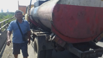 Banjir Rob Semarang, Sopir Truk Ini Menginap 2 Hari di Pinggir Jalan