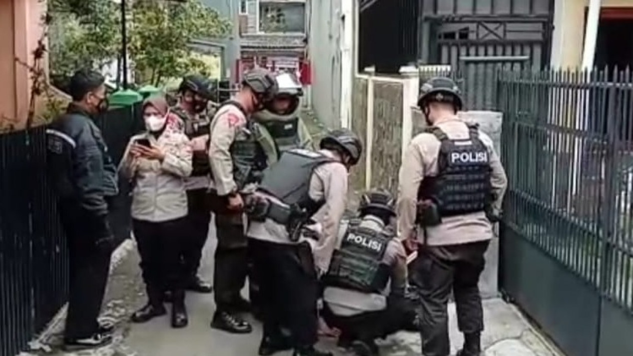 Benda Mirip Bom Gegerkan Warga Antapani Bandung 
            - galeri foto