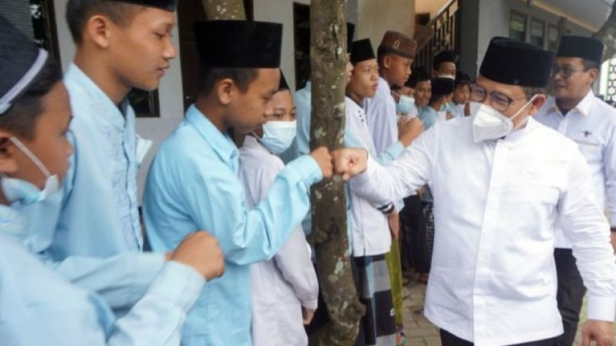 Rangkul Para Habib, Cak Imin Klaim Bakal Bisa Memenangkan Pemilu 2024 
            - galeri foto