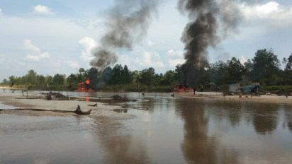 Lokasi Penambangan Emas Tanpa Izin Digrebek Polisi, Petugas Hanguskan 10 Rakit