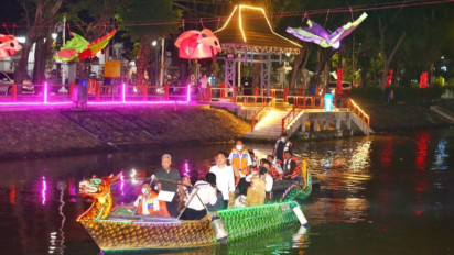 Ada Wisata Malam Romantis Loh di Sungai Kalimas, Seperti Apa Sih?