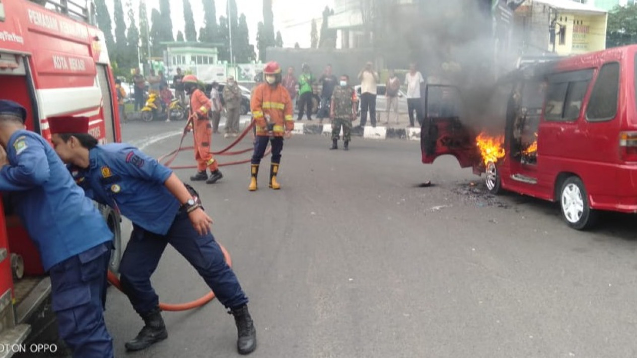 Angkot di Bekasi Terbakar Ketika Ngetem, Begini Nasib Penumpang dan Sopirnya
            - galeri foto