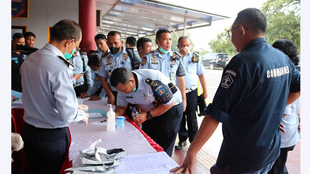 Kunjungi Lapas Pematangsiantar, Dirkamtib Dirjen Pemasyarakatan Tes Urine Dadakan Pegawai Lapas dan Warga Binaan
            - galeri foto