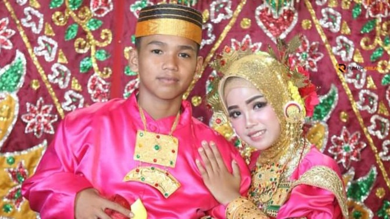 Pernikahan Anak Dibawah Umur di Mamuju Viral di Media Sosial
            - galeri foto