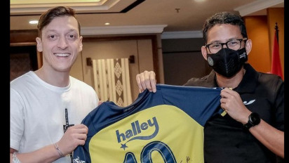 Sandiaga Uno Kenalkan Martunis Anak Angkat Ronaldo Kepada Mesut Ozil, Adab Sopan Ozil Banjir Pujian