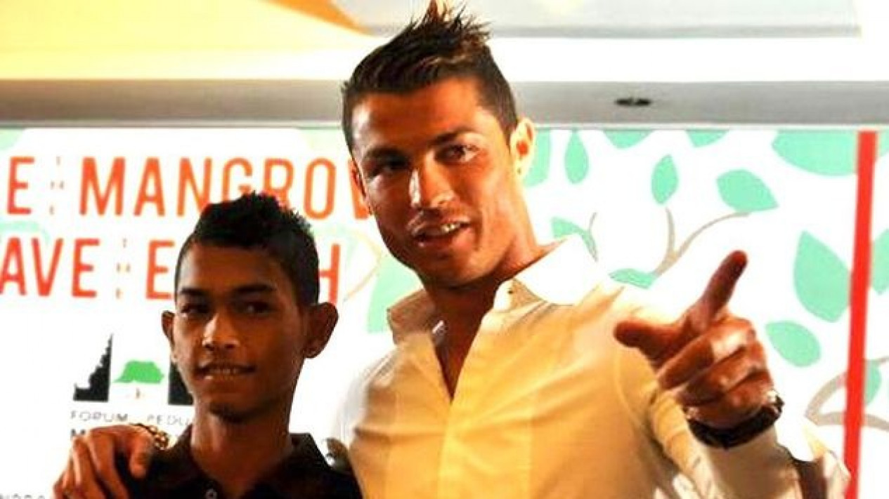 Rindu Ayah Angkat, Martunis Harap Sandiaga Uno Dapat Undang Cristiano Ronaldo Ke Indonesia
            - galeri foto