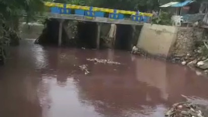 Aliran Kali Sadang Berubah Warna Merah, Diduga Tercemar Limbah Industri