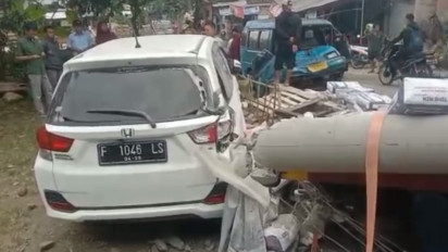 Truk Muatan Semen Terguling Tindih Sopir Angkot, Diduga Tidak Kuat Menanjak