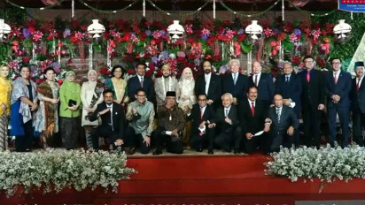 Beberapa Menteri Rela Jongkok, Demi Foto Bersama Pernikahan Ketua MK dan Adik Jokowi