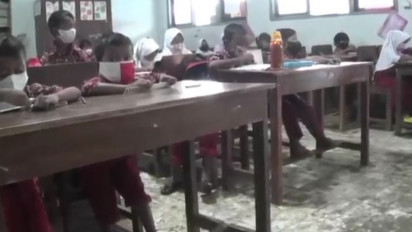 Banjir Rob, Siswa SD di Kendal Belajar di Kelas yang Berlumpur