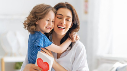 5 Manfaat Memeluk Anak Bagi Kesehatan Mentalnya