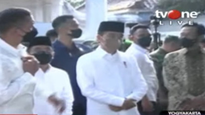 Presiden Jokowi Antarkan Jenazah Buya Syafii Maarif Hingga Ambulans