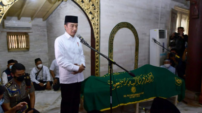 Presiden Jokowi Solati Jenazah Almarhum Buya Syafii Maarif di Masjid Kauman: Beliau Seorang Guru Bangsa