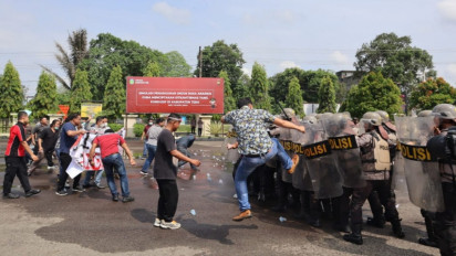 Massa Bentrok dengan Polisi saat Unras Penolakan Kenaikan Harga BBM dan Minyak Goreng