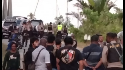 Sekda Kabupaten Sarmi Diamuk Massa Lantaran Tidak Terima Aksi Pemalangan Jalan Dibubarkan