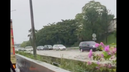 Hujan Deras Akibatkan Ruas Jalan Tol JORR Serpong Tergenang Air