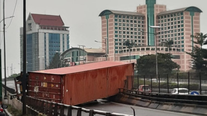 Truk Kontainer 30 Ton Terguling di Jalan Layang Latumenten, Melintang Tutupi Jalan