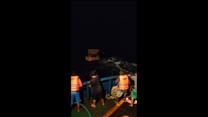 Detik-detik Penumpang KM. Ladang Pertiwi Bertahan di Atas Triplek saat Terombang-ambing