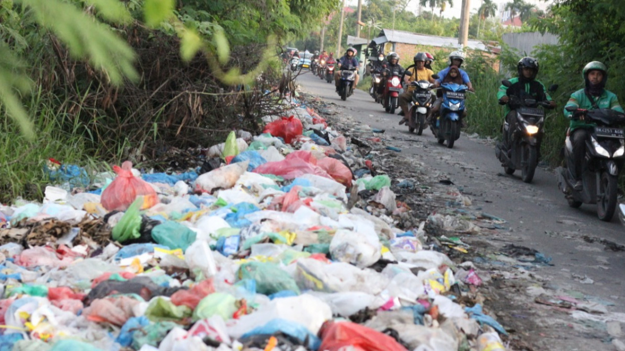 Bau Busuk, Sampah di Jalan Medan Estate Menumpuk dan Timbulkan Kemacetan
            - galeri foto
