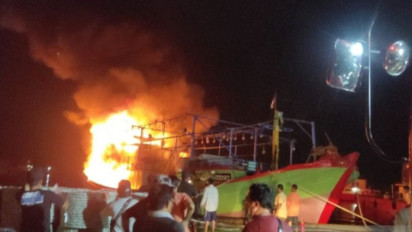 Enam Unit  Damkar Dikerahkan Untuk Padamkan Kebakaran Kapal di Jakarta Utara