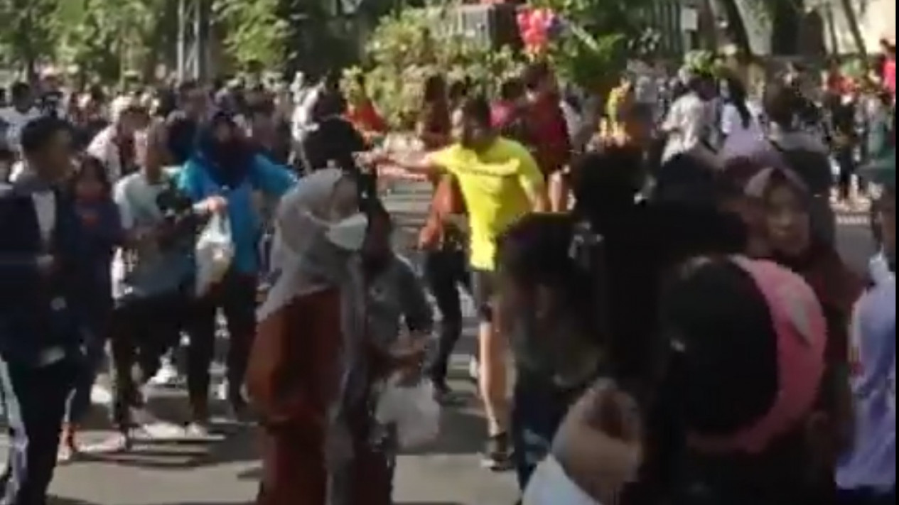 Geger! Pengunjung Car Free Day Kota Solo Panik Berlarian Menyelamatkan Diri
            - galeri foto