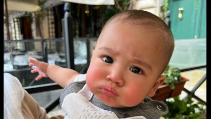 Potret Tingkah Lucu Rayyanza Anak Raffi Ahmad Nongkrong di Depan Toko Paris, Banjir Pujian dari Netizen