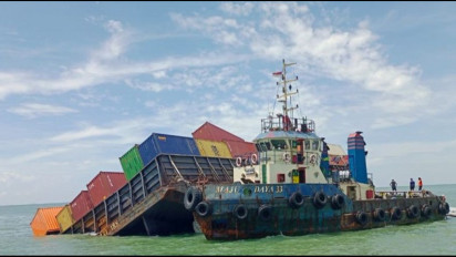 Bakamla Evakuasi 20 Kontainer Dari Kapal Karam di Selat Malaka