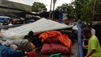 Atap Bangunan Pasar Giwangan Yogyakarta Ambruk, Satu Pedagang Patah Tulang