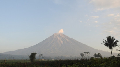 Gunung Semeru Keluarkan 3 Kali Letusan Disertai Asap Kelabu Dan Suara Gemuruh